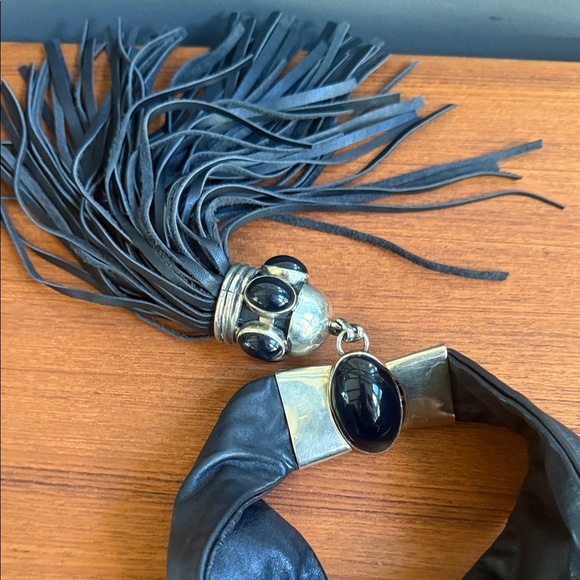 Designer Perez Sanz Elegant Black Shoulder Bag with Tassel - Picture 5 of 14